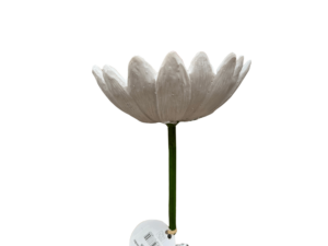 Poidełko dla ptaków biały kwiat na paliku (1) (1)